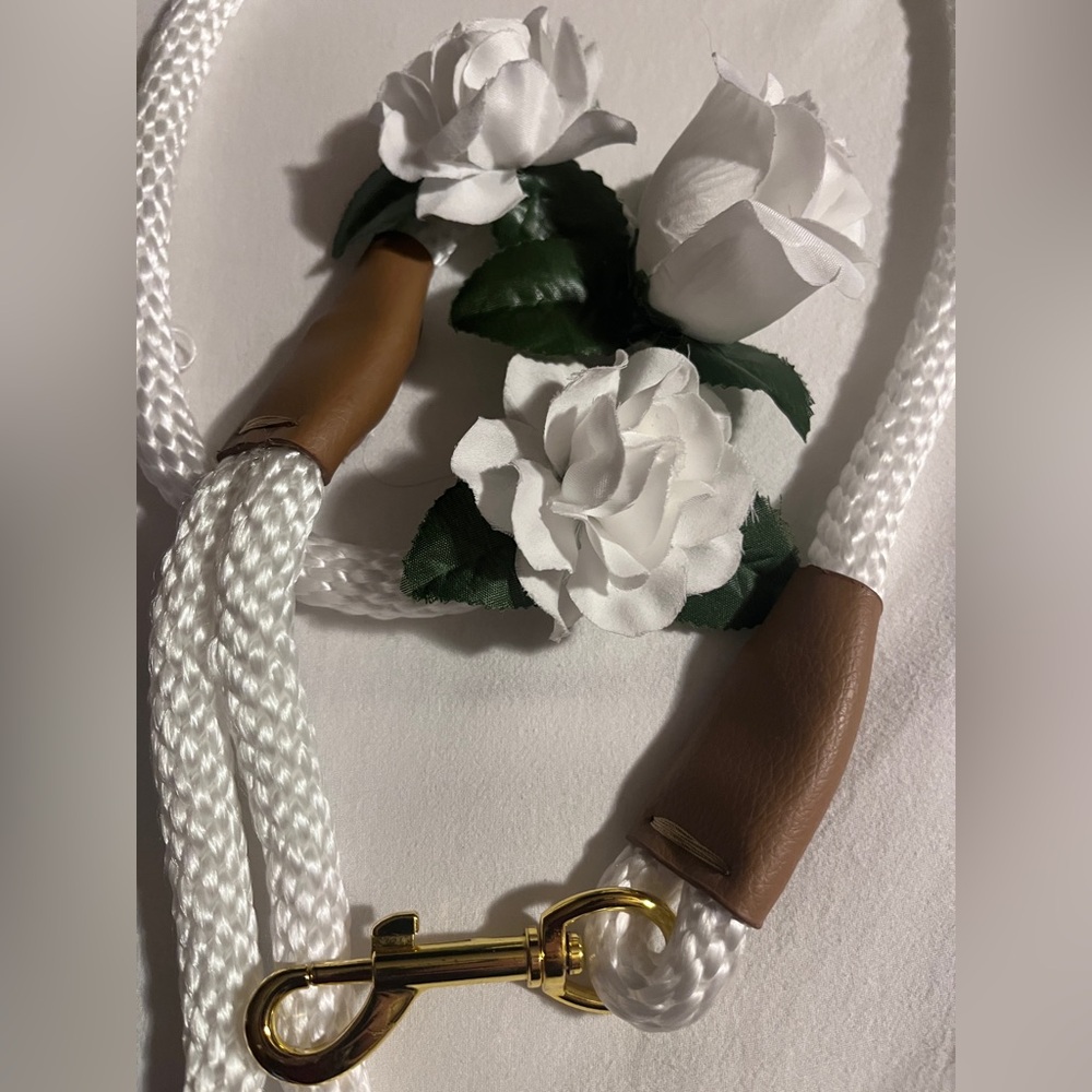 Elegant White Rope Leash Accessory with Gold Accent - Picture 6 of 7
